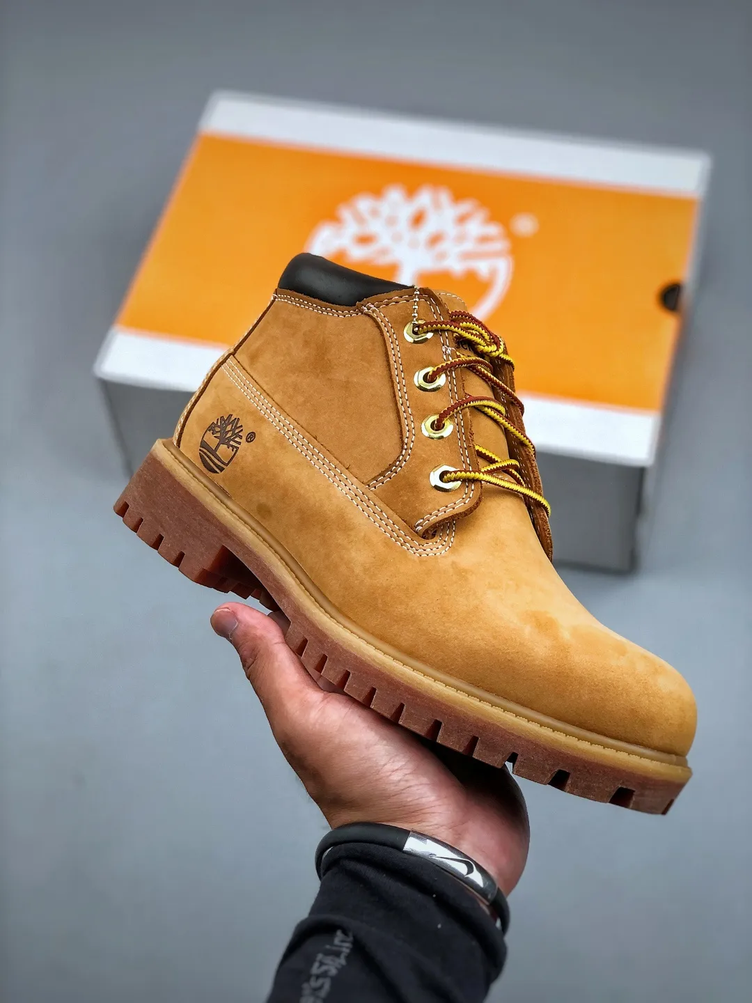 Local pick-up 💰600 available in stores [New product real shots] Dongguan original Y version #Men's and women's shoes true standard half size Dongguan OEM quality #Upgraded original 2025 version packaging box and accessories #Original last paper version data development version #Original Baoyuan injection machine #Three-line computer sewing lines are in line #Using the same source of imported first-layer frosted leather It has the function of resisting water splashing (all interiors are made of real leather materials!!) #Original consistent full nubuck leather collar #Anti-fatigue shock-absorbing honeycomb PU insole #Lightweight anti-slip rubber foam combination bottom ❗ The world's leading outdoor brand·Timberland/Timberland Fatigue Chukka Nubuck Boots classic outdoor short-cut all-match workwear Martin boots "Wheat Yellow Black" Size: Female 35.5 36 37 38 39 Male 39.5 40 41 42 43 44 (Leather shoe size: one size larger than sports shoes!) Original hardware molded shoelace buckle Newly upgraded top-notch craftsmanship Original OEM in Zhongshan Original imported waterproof leather Injection outsole Horizontal folding, dynamic water-repellent, original and consistent full nubuck leather collar, all-cow lining, brand new original packaging shoe box, exclusive supply in the market